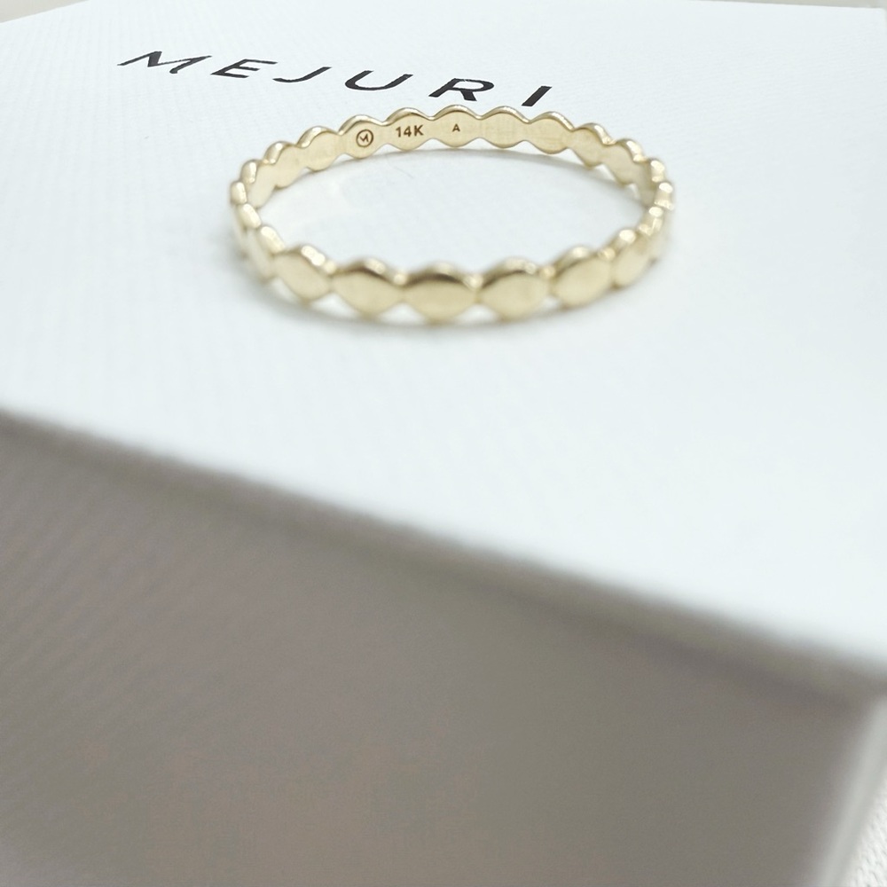 Mejuri Dot Ring in 14k Yellow Gold - Picture 4 of 4